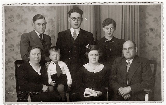 Klik voor foto in apart venster cornelis_van_den_broek_1892_met_gezin.jpg
